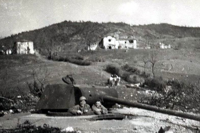image of Jesse Willard in a tank with a fellow soldier.